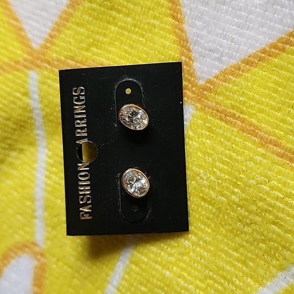 EUC - Vintage Gold toned Oval Studs Fashion Earrings for Pierced earrin… - Picture 3 of 7